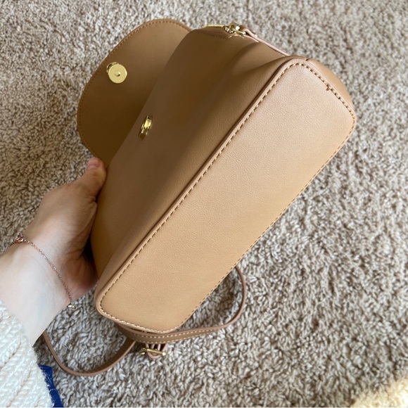Elegant Tan Leather Handbag - Picture 4 of 4